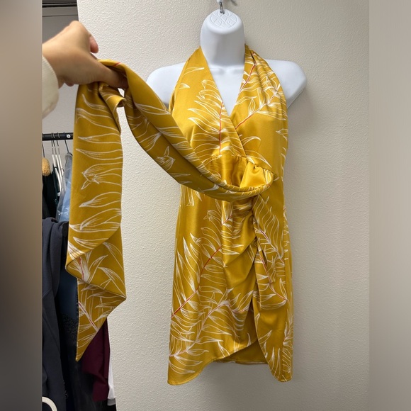 CAMILA COELHO ANTONIA MINI DRESS IN GOLD
TROPICAL. SIZE M - Picture 2 of 8